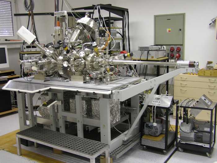 UHV rastrovací elektronový mikroskop