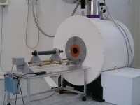supravodivý magnet s posuvem vzorku